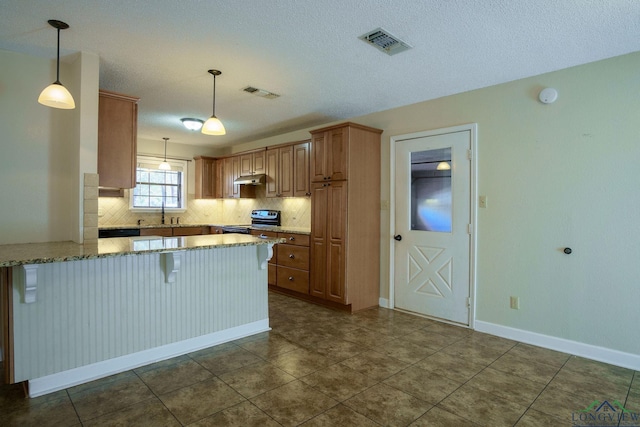 kitchen with light stone countertops, kitchen peninsula, decorative light fixtures, stainless steel electric range, and a kitchen bar