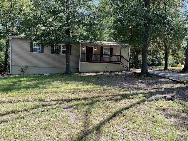 manufactured / mobile home with a front yard