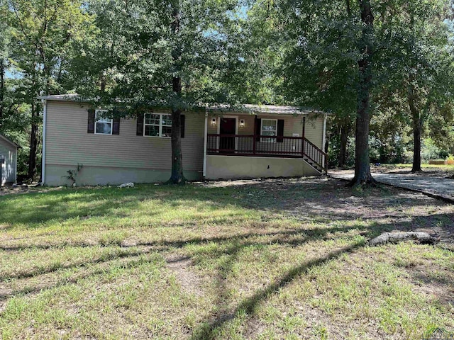 manufactured / mobile home with a front yard