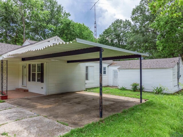 215 S Sidney St, Longview, TX 75602 - view of patio featuring an attached carport