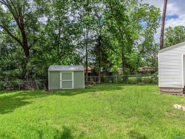 215 S Sidney St, Longview, TX 75602 - view of yard featuring a shed and an outbuilding