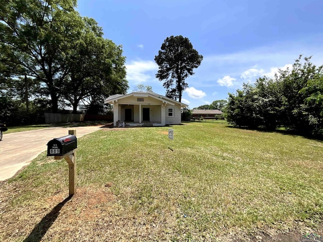 view of front facade with fence and a front lawn