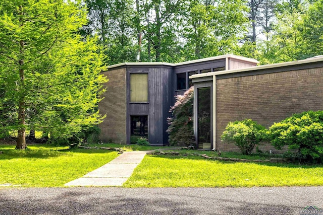 414 Harper Dr, Marshall, TX 75672 - mid-century modern home featuring a front lawn and brick siding