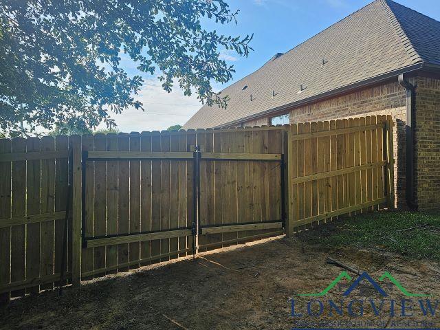 240 Cedar Ridge Rd, Longview, TX 75602 - gate featuring fence