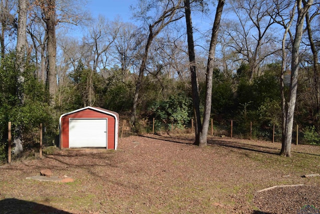 view of yard featuring a shed