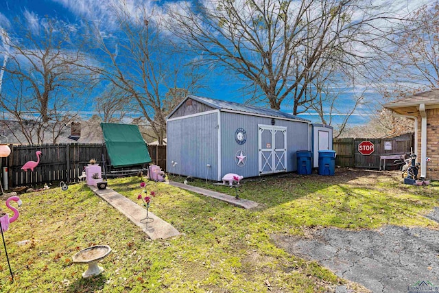 view of yard with a storage shed