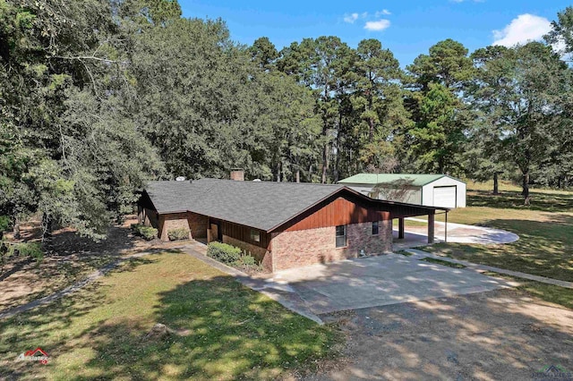 view of front of house featuring an outbuilding, a garage, and a front lawn