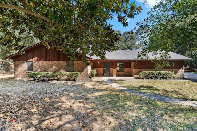 view of front of house featuring a front yard