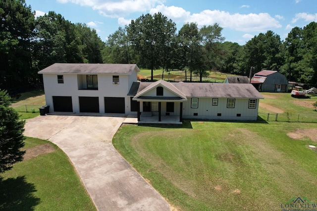 view of front of home featuring a front yard and a garage