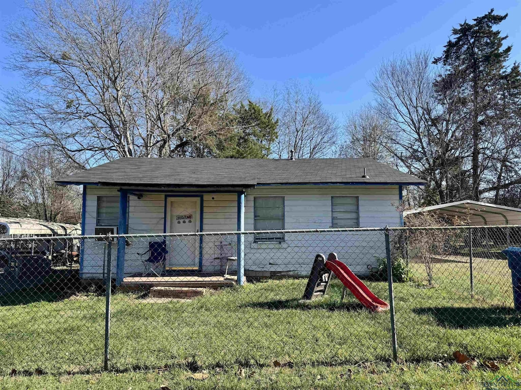 view of front of property featuring a front lawn