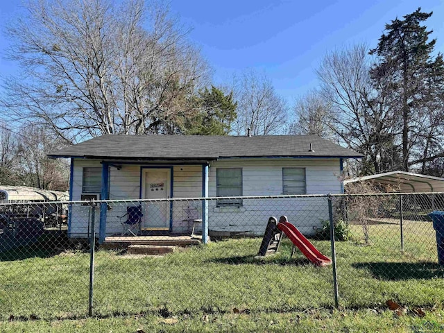 view of front of property featuring a front lawn