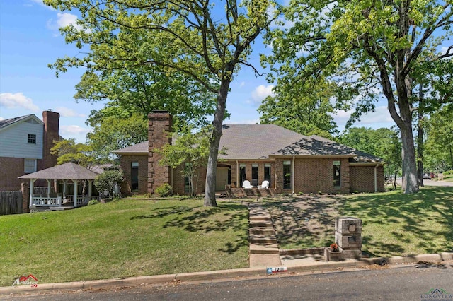 view of front of property featuring a front yard