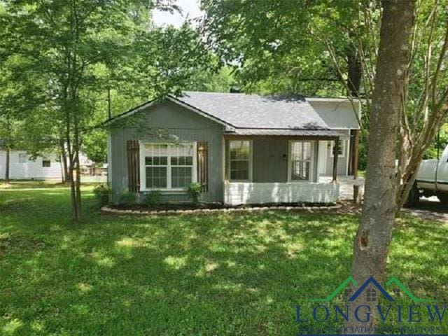 323 Gates St, Longview, TX 75601 - ranch-style home with a front yard