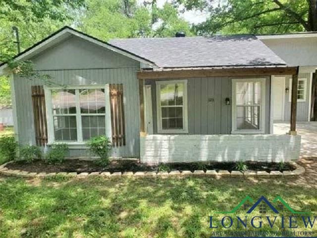 323 Gates St, Longview, TX 75601 - view of front of home featuring a front lawn