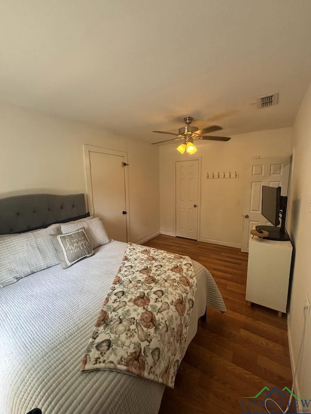 323 Gates St, Longview, TX 75601 - bedroom featuring wood finished floors and a ceiling fan