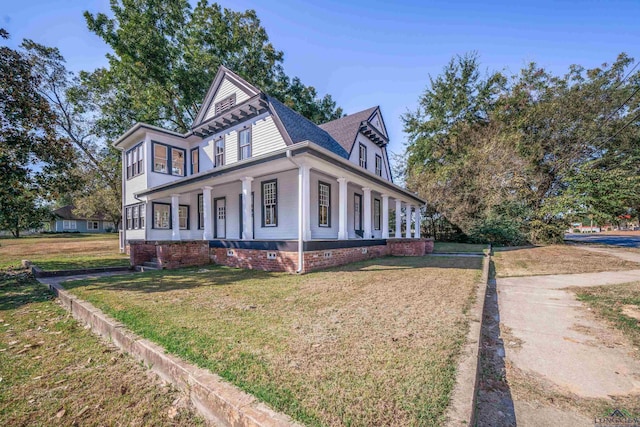 view of front of home featuring a front lawn and covered porch