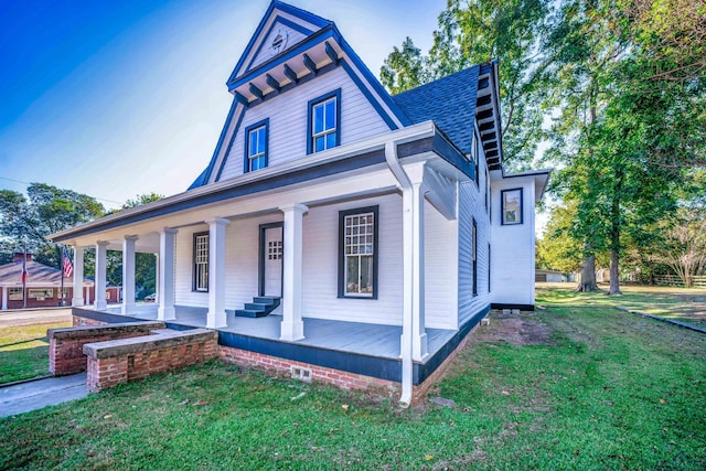 view of front of house featuring a front lawn and covered porch