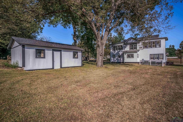 view of yard with an outdoor structure