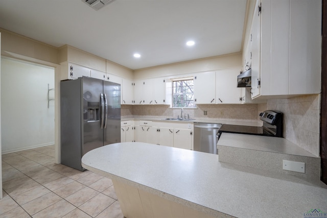 kitchen with visible vents, decorative backsplash, a peninsula, stainless steel appliances, and under cabinet range hood