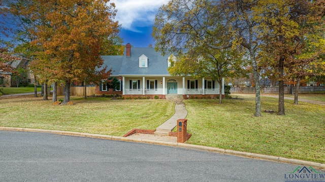 view of front facade featuring a porch and a front lawn