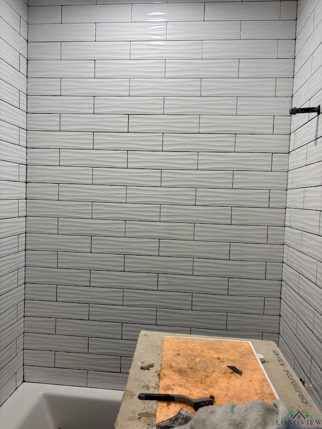 bathroom featuring a tile shower