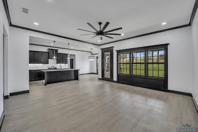 empty room with crown molding and concrete floors