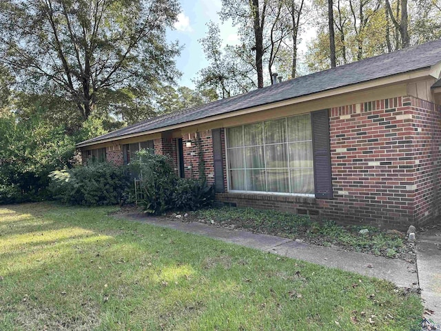 view of front of property with a front yard