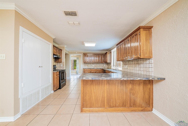 1822 Northwood Ct, Longview, TX 75604 - kitchen featuring black range oven, a peninsula, tasteful backsplash, a sink, and brown cabinetry