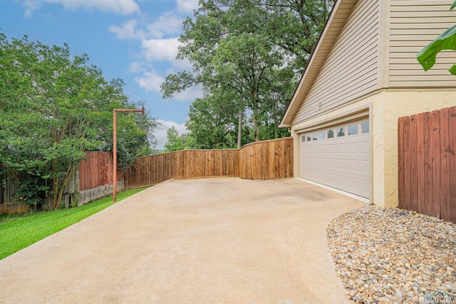 1822 Northwood Ct, Longview, TX 75604 - garage with driveway