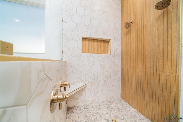 bathroom featuring tiled shower