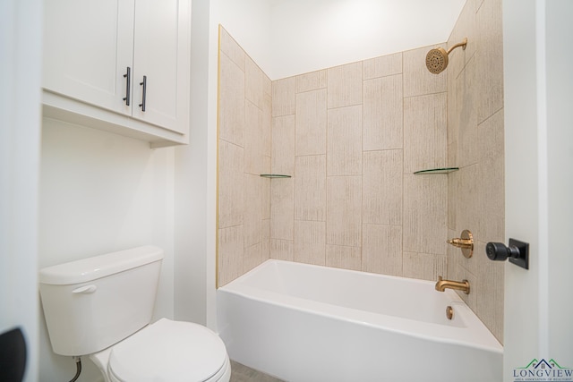 bathroom with toilet and tiled shower / bath