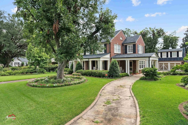 view of front facade featuring a front lawn