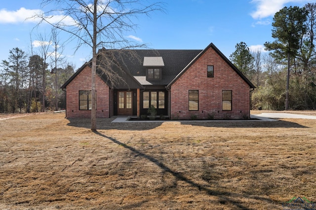 view of front of home featuring a front lawn