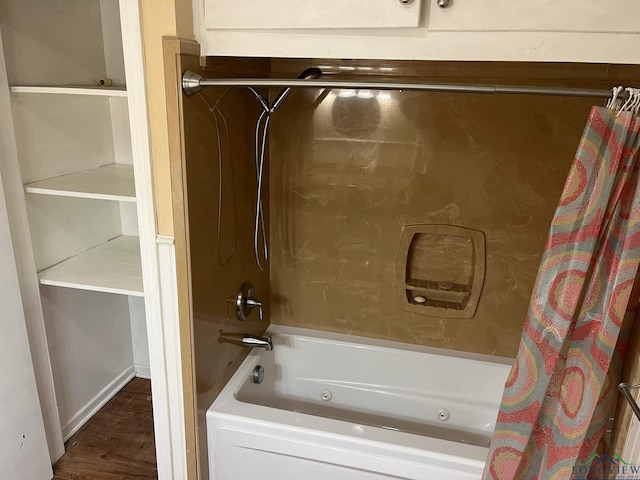 bathroom with shower / tub combo