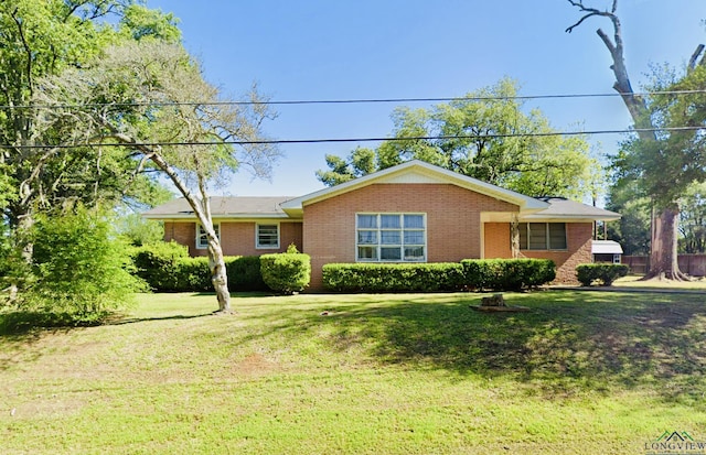 single story home with a front yard