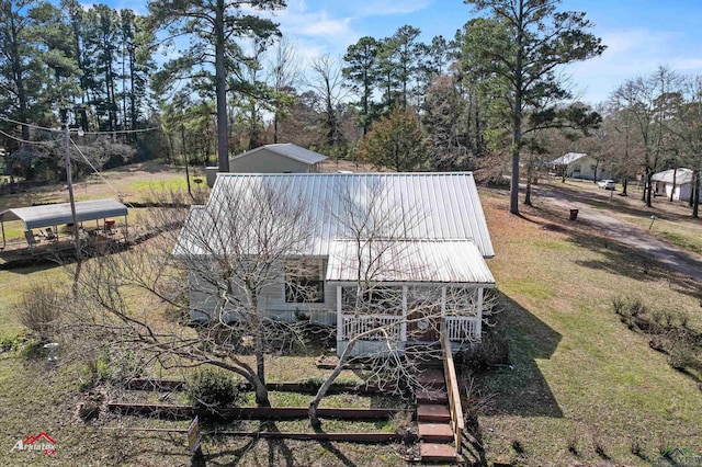 view of outdoor structure featuring an outbuilding