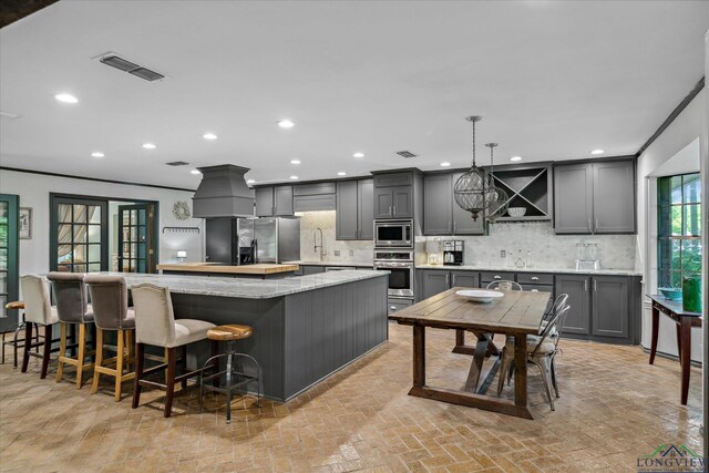 1492 Sleepy Hollow Ln, Canton, TX 75103 - kitchen featuring decorative backsplash, visible vents, appliances with stainless steel finishes, and a spacious island