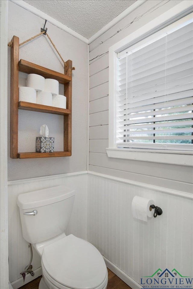 bathroom with toilet and a textured ceiling