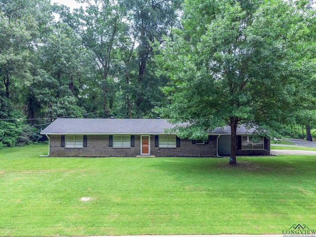 ranch-style house featuring a front lawn