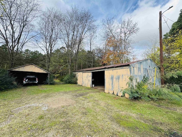 view of yard featuring an outbuilding