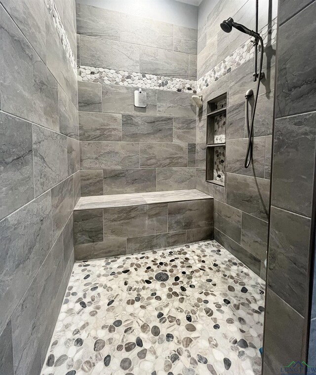 full bathroom featuring tiled shower