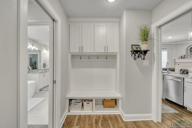 17182 Ironwood Dr, Flint, TX 75762 - mudroom with light wood-style floors, a chandelier, and recessed lighting