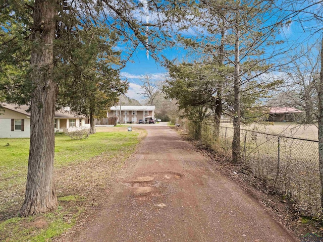 view of front of property featuring a front lawn