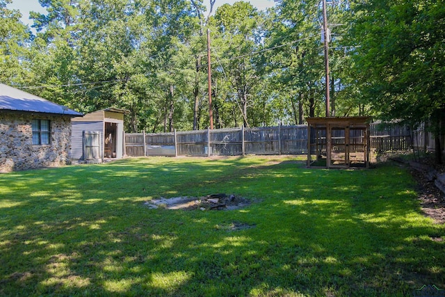 view of yard with an outbuilding