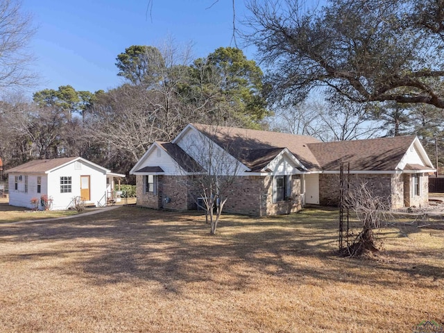 view of front facade featuring a front lawn