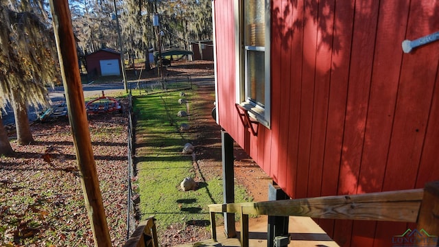 view of yard featuring an outdoor structure