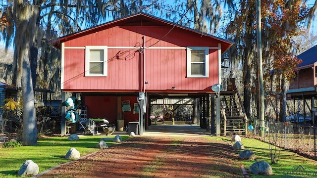 view of front of home with a front lawn and a carport