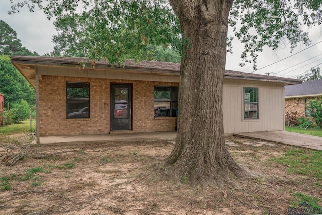 308 N Lee Dr, Gladewater, TX 75647 - single story home featuring a patio and brick siding