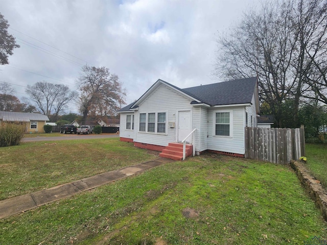 view of front facade featuring a front yard