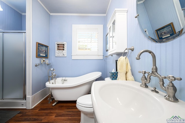 bathroom with sink, a bathtub, ornamental molding, and hardwood / wood-style flooring